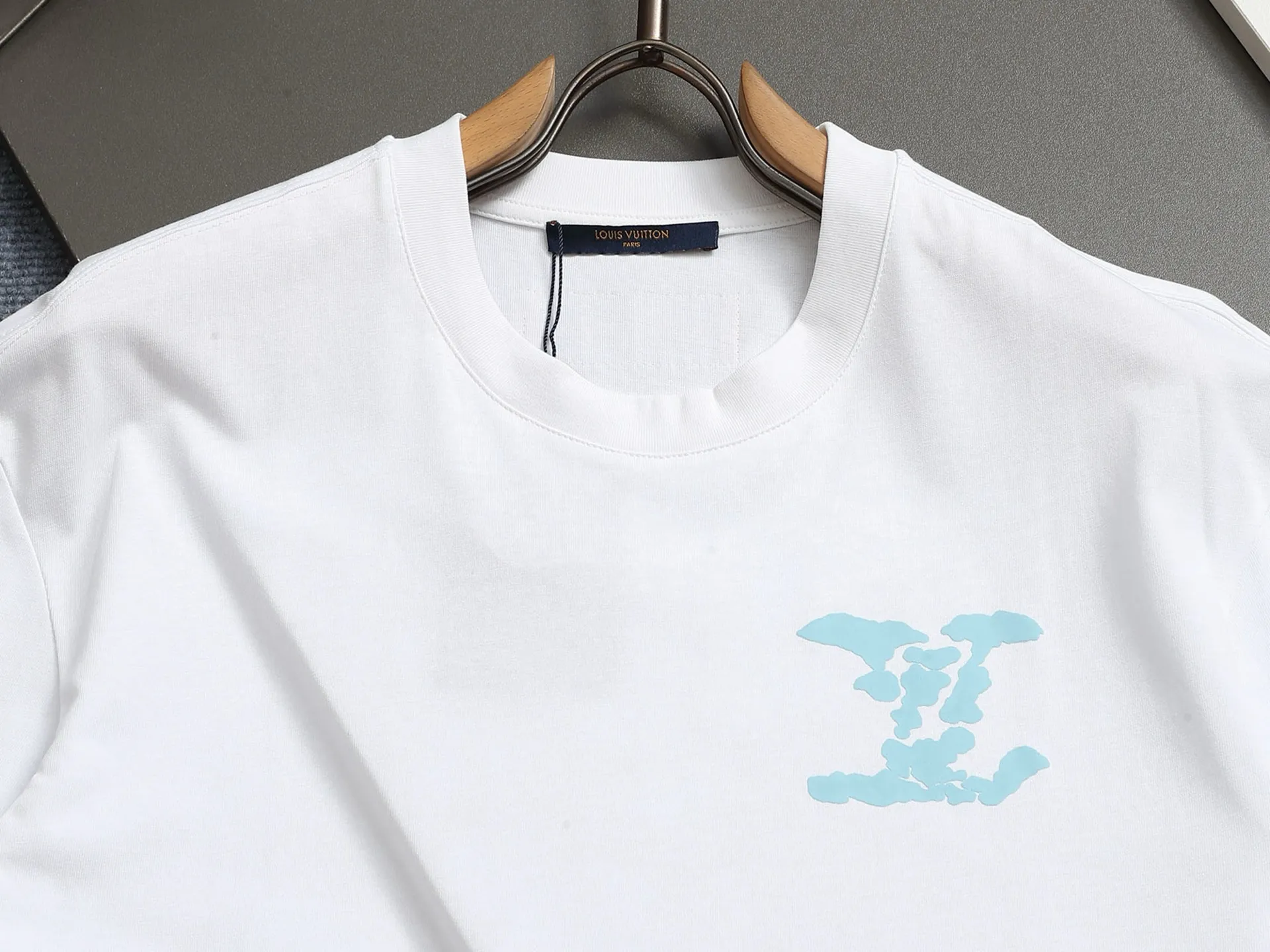 🅿️170 LouisVuitton/Louis Vuitton Foam printed T-shirt short sleeves High quality🔥High version Super iconic brand logo printing pattern The original printing is reproduced one to one, using imported puree and graffiti craftsmanship. The fabric is made of pure combed cotton. It is fresh and comfortable to match with sports shoes. Suitable for shopping and dating. When layered, it looks like a blogger. Low-key and tasteful. Original fabric 260g double yarn with high weight, 100% combed cotton, custom-woven and dyed with no color difference, no pressure in and out of the counter, through-shoulder strapping process, increased washing life of clothes, no deformation, high version digital printing process, no fading, bright colors, the same style as Internet celebrity stars, regardless of age, body shape or gender, super eye-catching, very fashionable ❤️❤️, very comfortable in hand, super texture, fashionable and individual, super versatile and good-looking, a must-have for everyone Better match for couples. Hang tag, collar label, washed wheat, all three labels are complete! ! Loose fit, same style for men and women Color: black/white/color blue Size: XS S M L